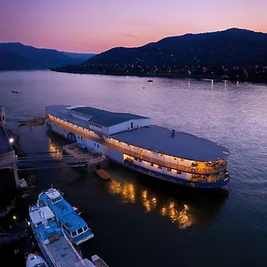 Aquamarina Botel